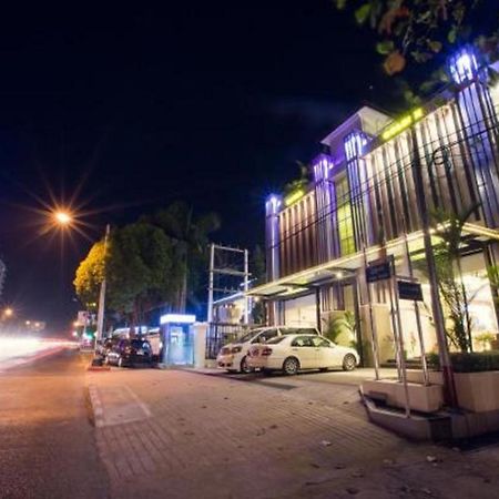 Royal Golden 9 Miles Hotel Γιανγκόν Εξωτερικό φωτογραφία